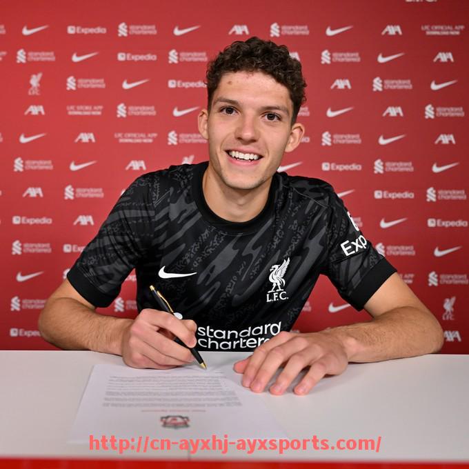 爱游戏体育-英超疫情期间特别球衣与NHS致敬标志回顾