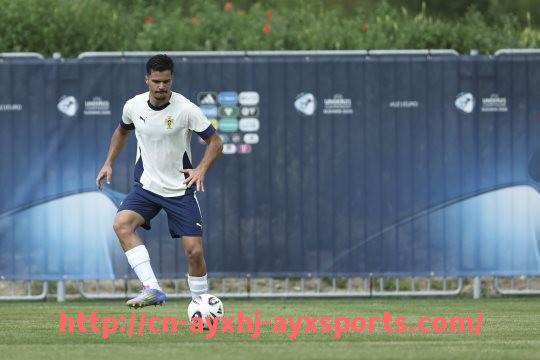 爱游戏体育-英超赛场上球员跑动距离排行榜及体能王者揭晓